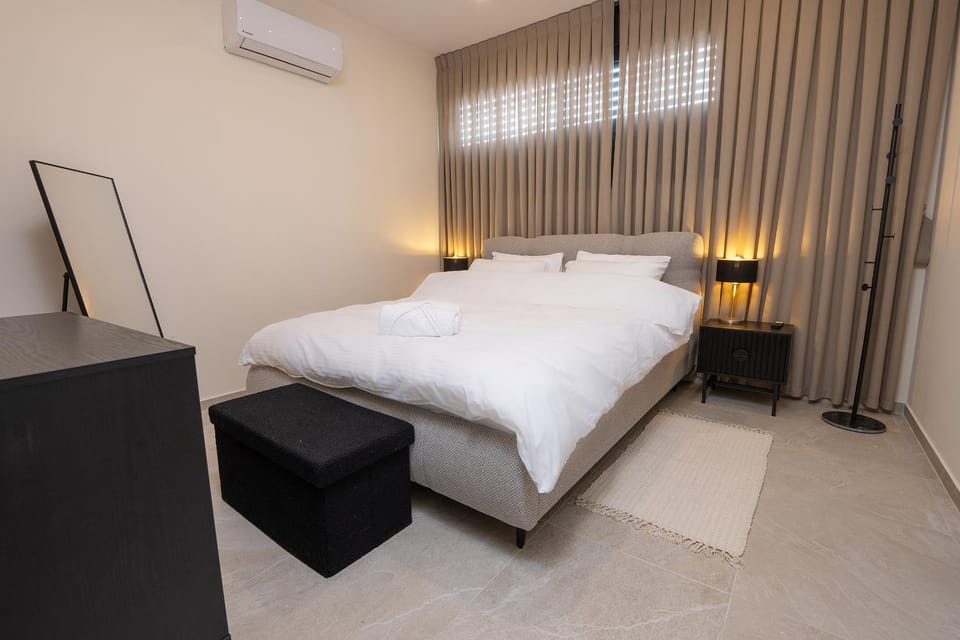 Bed, Bedroom, air conditioner