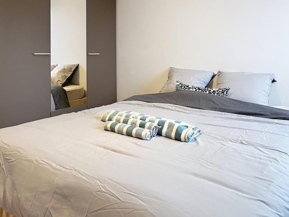 Bed, Photo of the whole room, Bedroom, towels