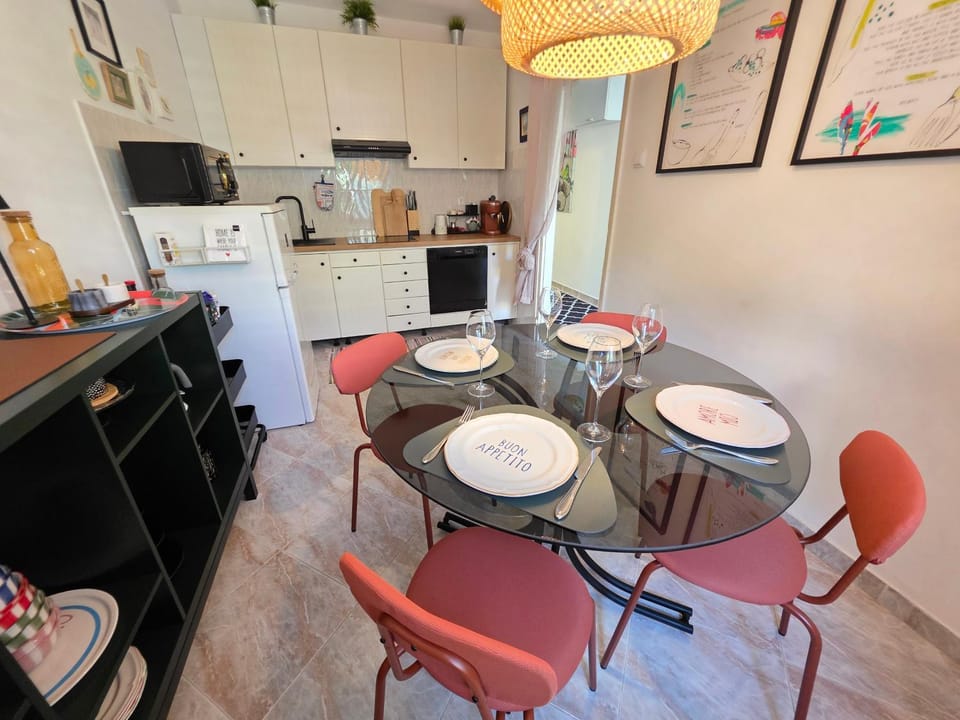 Kitchen or kitchenette, dishwasher, stove