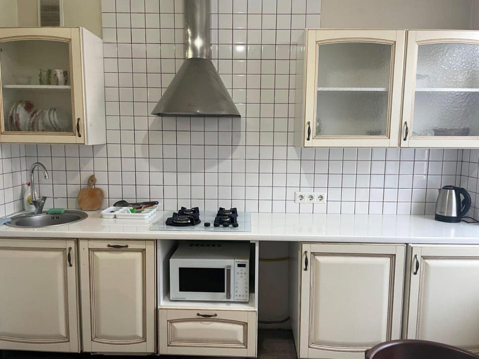 Coffee/tea facilities, Kitchen or kitchenette, stove