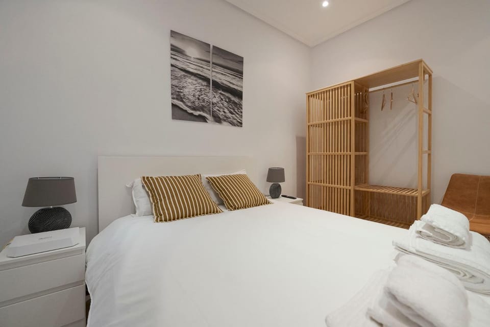 Bed, TV and multimedia, Bedroom