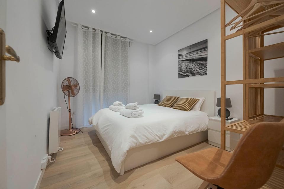 Bed, TV and multimedia, Bedroom