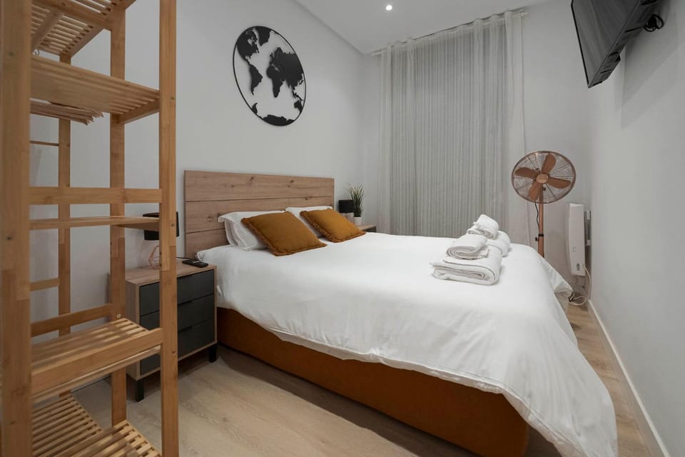 Bed, TV and multimedia, Bedroom