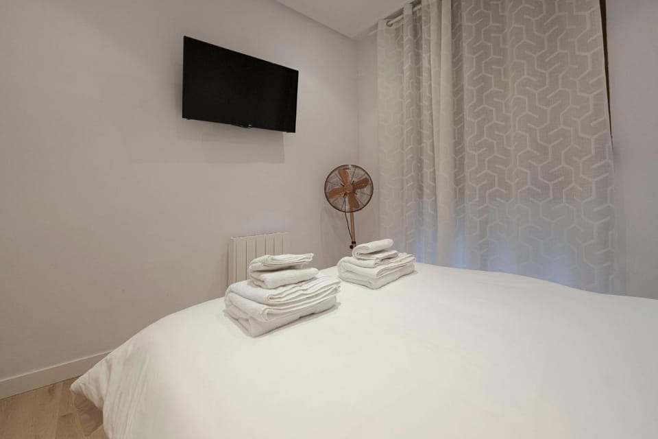 Bed, TV and multimedia, Bedroom
