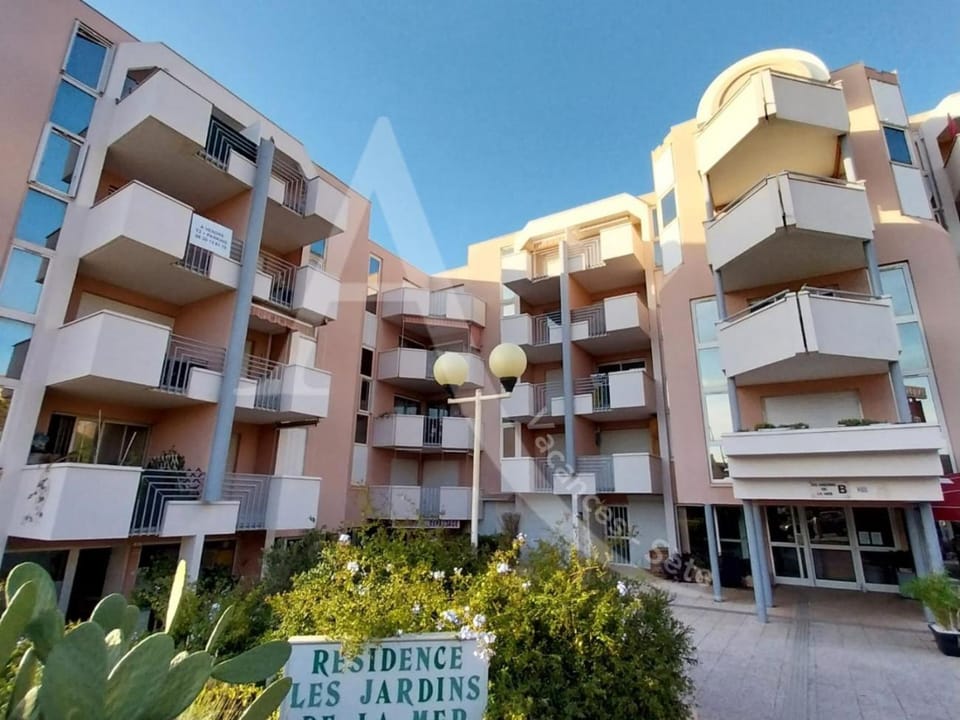 Property building, Facade/entrance, Off site