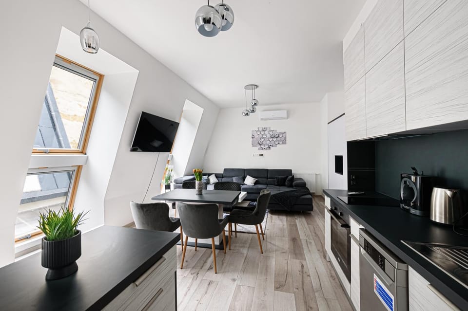TV and multimedia, Coffee/tea facilities, Kitchen or kitchenette, Living room, Seating area, Dining area, oven, air conditioner