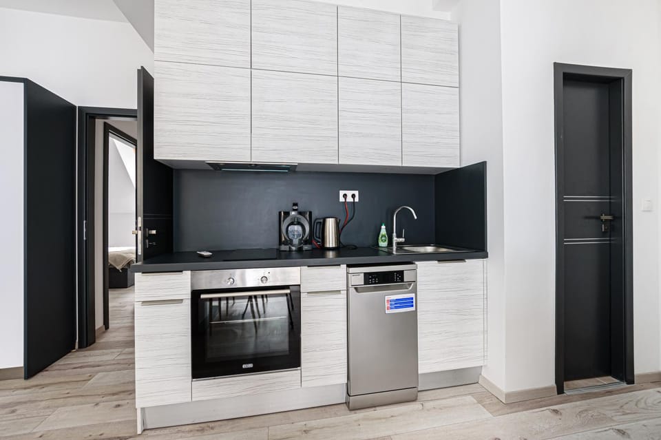 Coffee/tea facilities, Kitchen or kitchenette, dishwasher, oven, stove, toaster