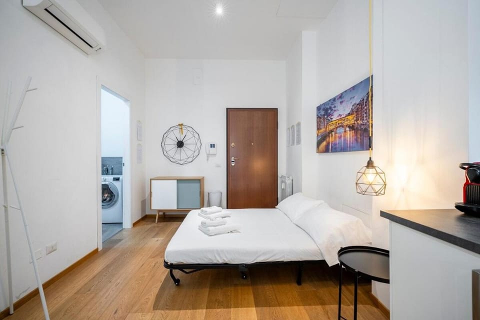 Bed, TV and multimedia, Photo of the whole room, Bedroom, hair dresser, wardrobe, air conditioner