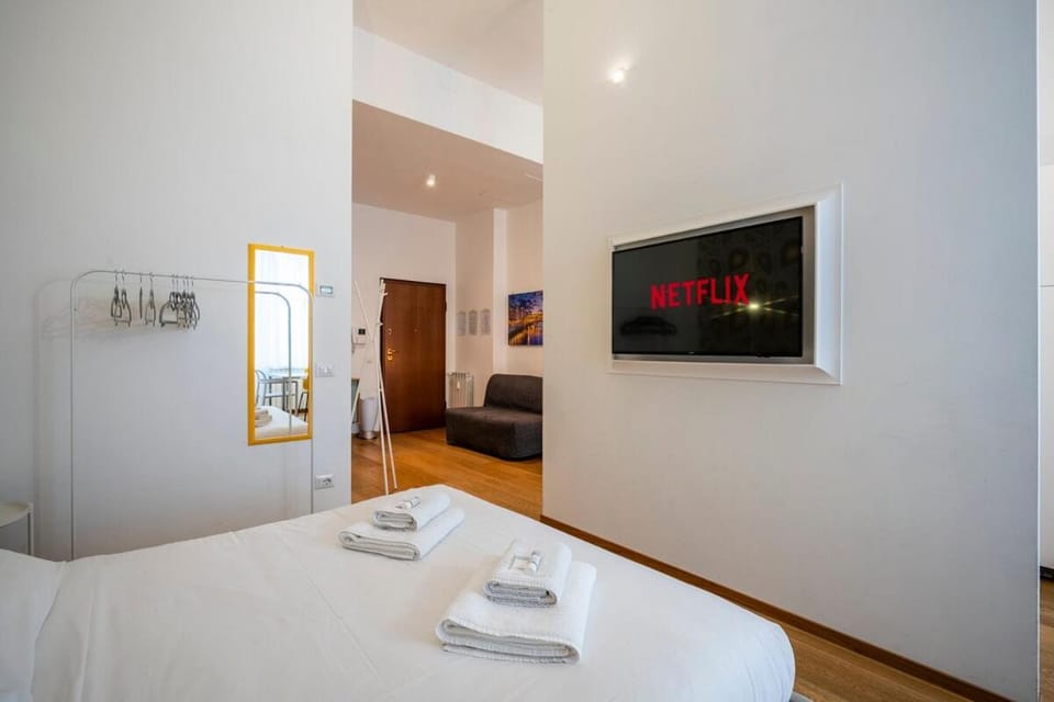 Bed, TV and multimedia, Photo of the whole room, Bedroom, towels