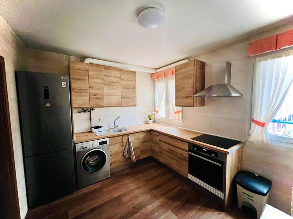 Kitchen or kitchenette, oven, stove, washing machine