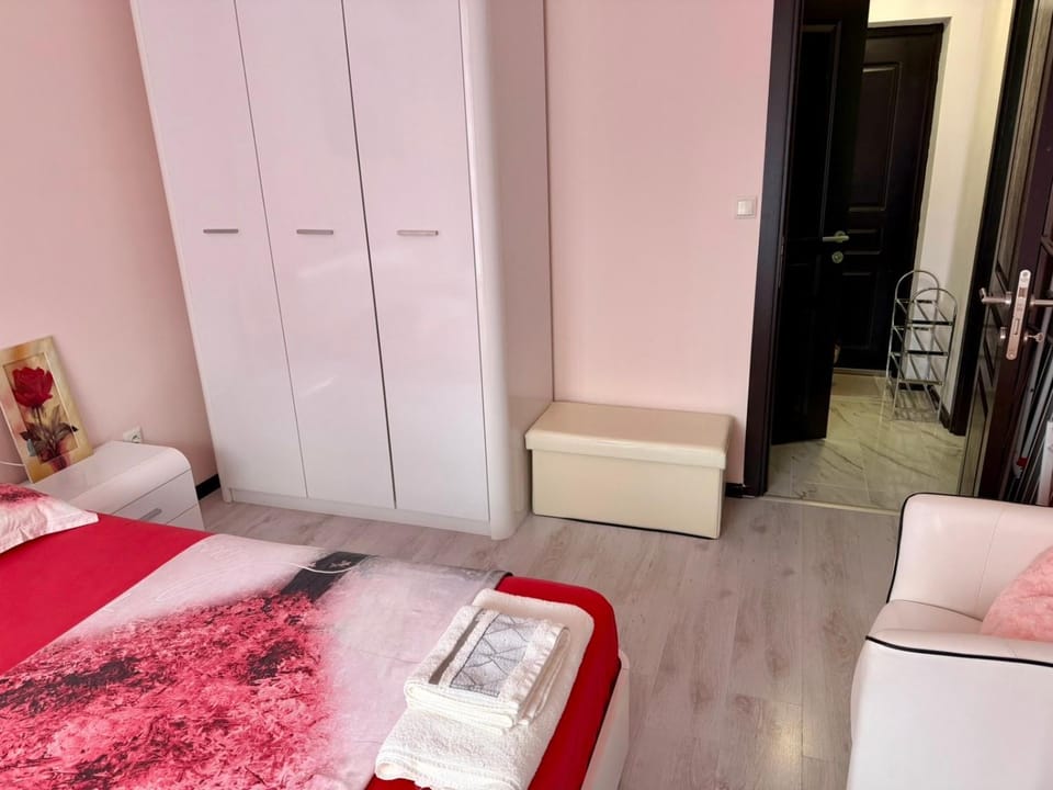 Bed, Photo of the whole room, Seating area, Bedroom, towels, wardrobe