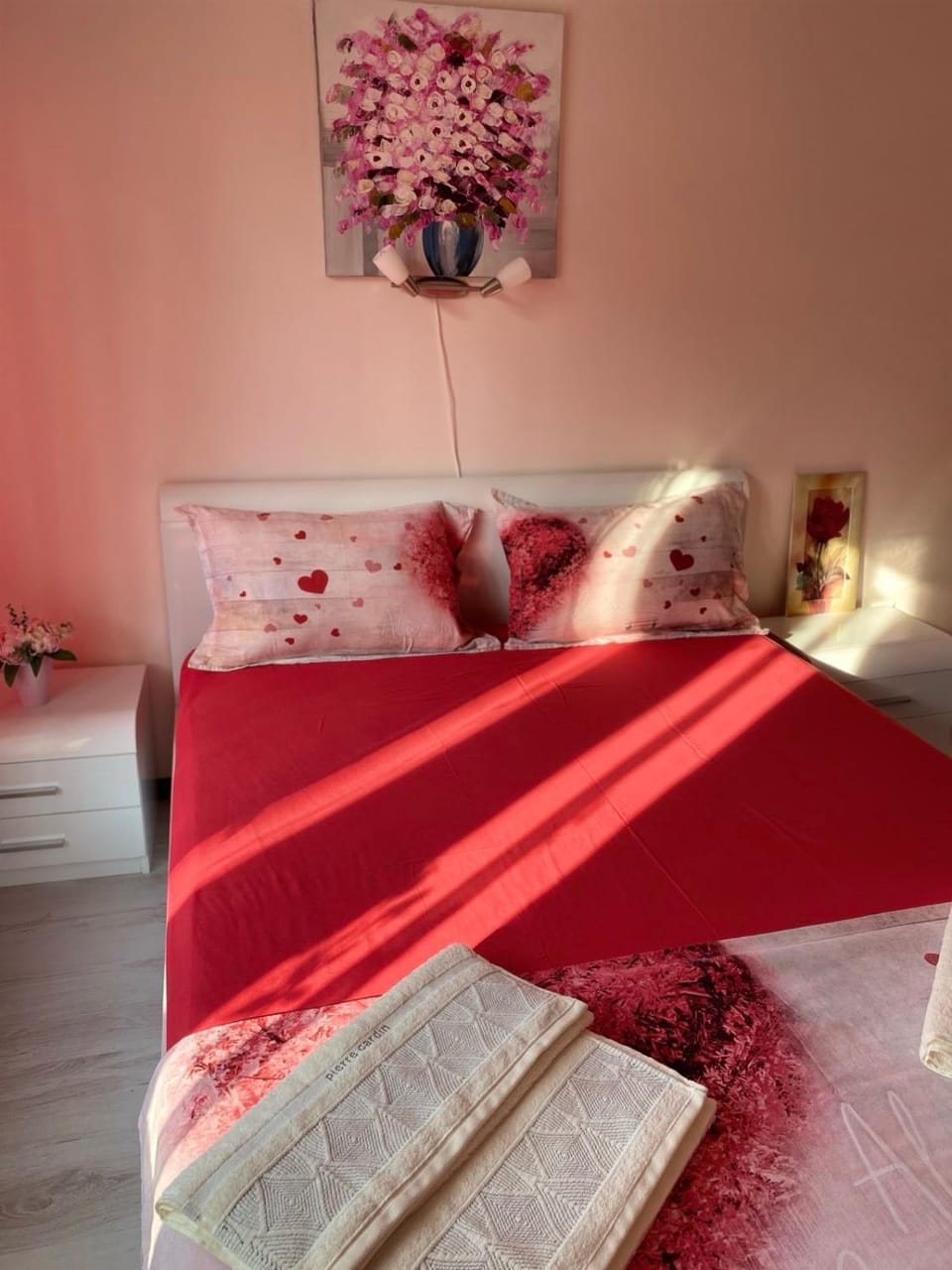 Bed, Photo of the whole room, Seating area, Bedroom, towels, air conditioner