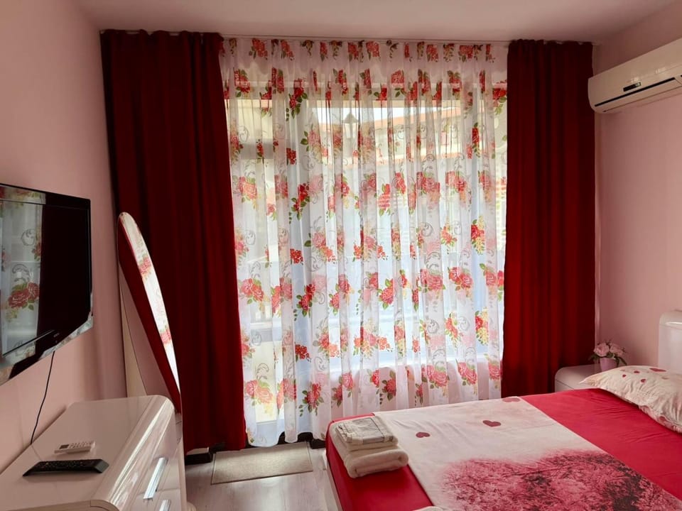 Bed, TV and multimedia, Photo of the whole room, Bedroom, air conditioner