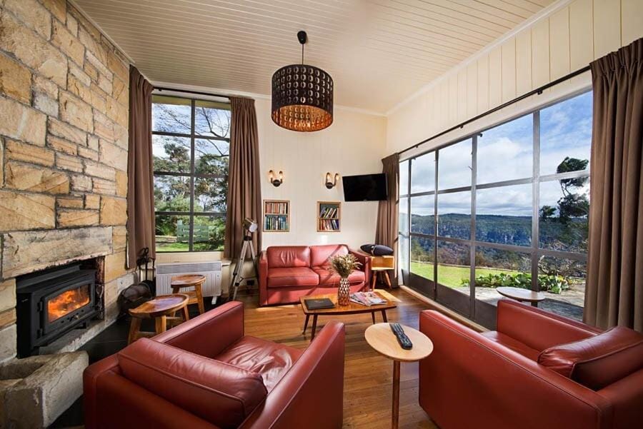 TV and multimedia, Living room, Seating area, Mountain view