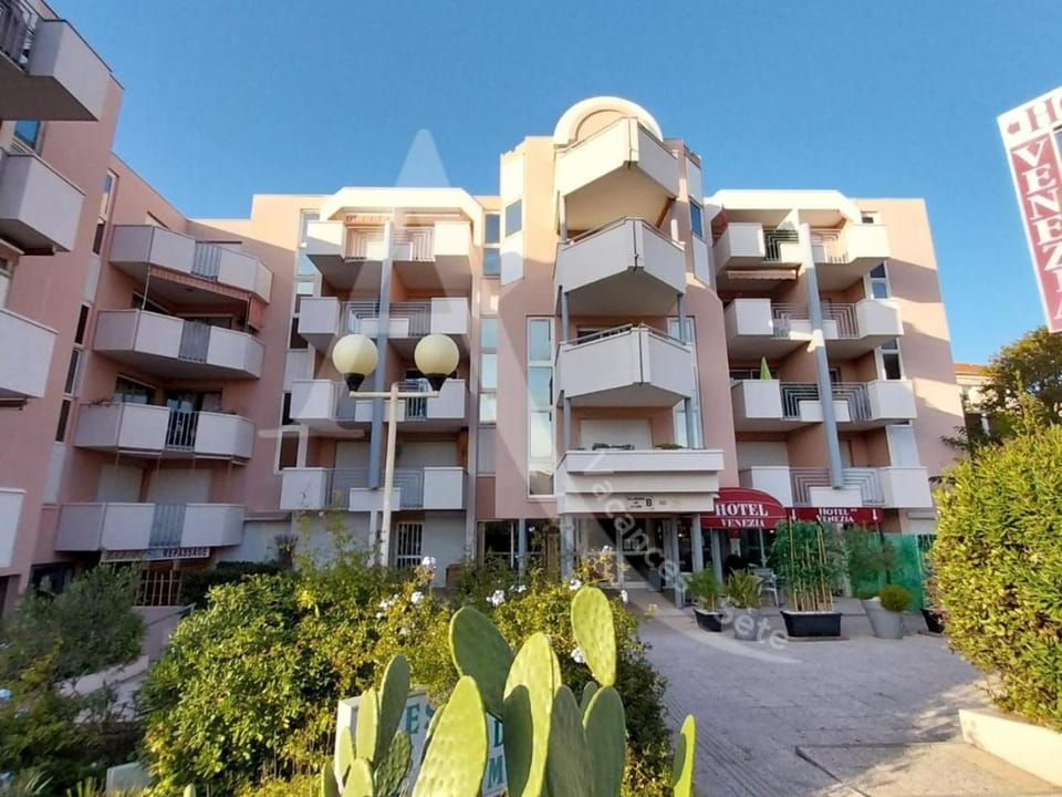Property building, Facade/entrance, Off site