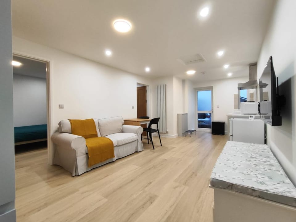 TV and multimedia, Living room, Photo of the whole room, Seating area, Dining area