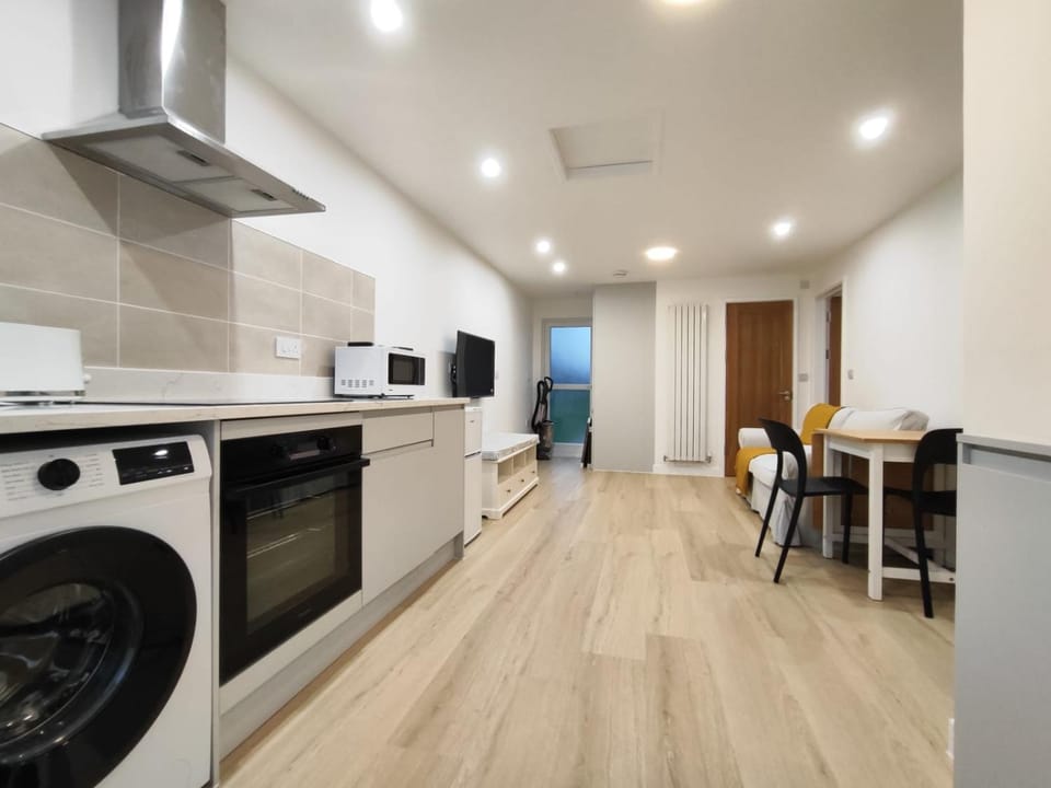 Communal lounge/ TV room, Kitchen or kitchenette, Living room, Dining area, oven, stove, washing machine