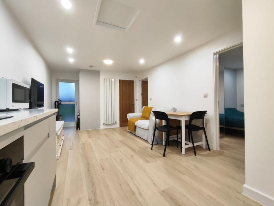 Communal lounge/ TV room, TV and multimedia, Living room, Seating area, Dining area