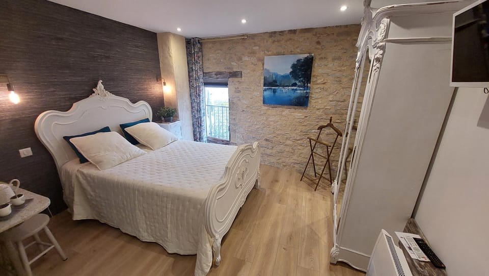 Bed, TV and multimedia, Photo of the whole room, Bedroom, wardrobe