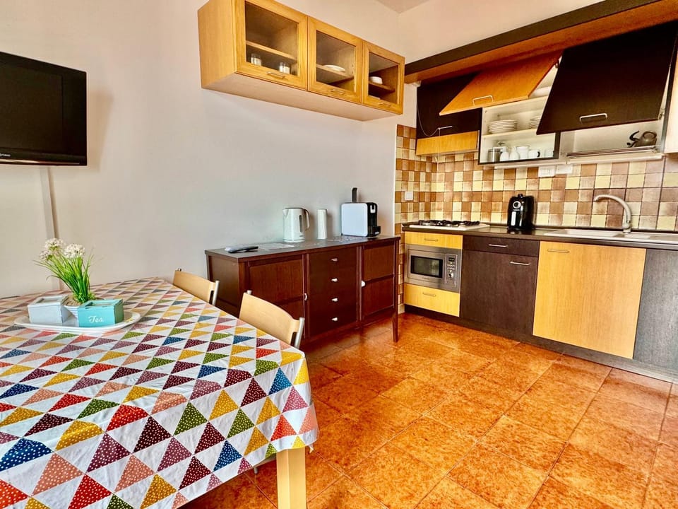TV and multimedia, Coffee/tea facilities, Kitchen or kitchenette, Dining area, minibar, oven, pet friendly, stove, toaster