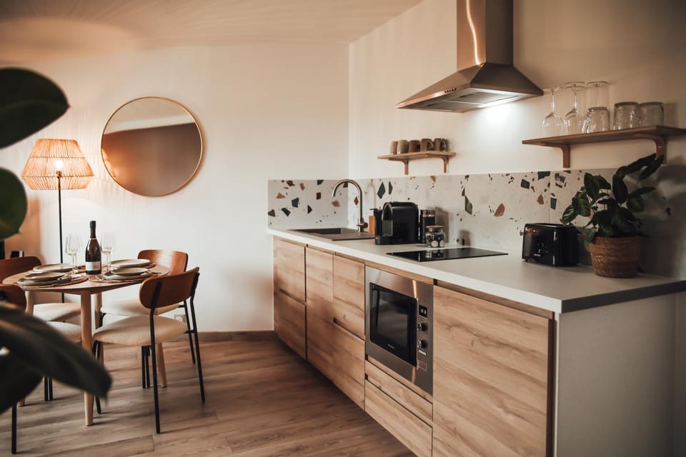 Coffee/tea facilities, Kitchen or kitchenette, Dining area, stove