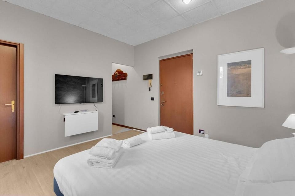Communal lounge/ TV room, Bed, Bedroom