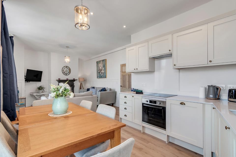 TV and multimedia, Living room, Seating area, Dining area, oven, stove, toaster