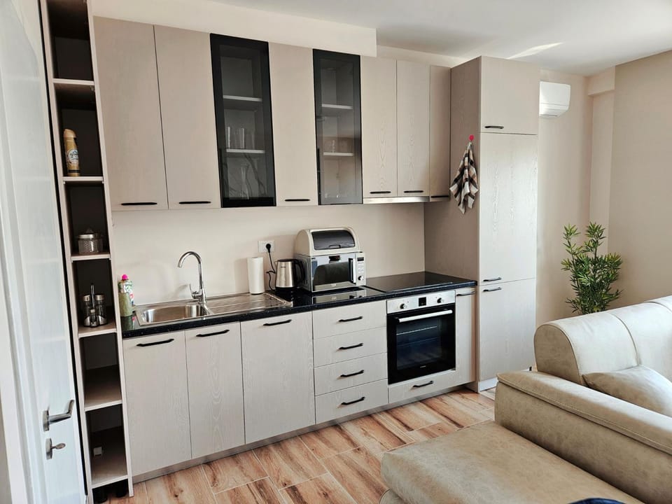 Coffee/tea facilities, Kitchen or kitchenette, Living room, Seating area, dishwasher, microwave, oven, stove, toaster