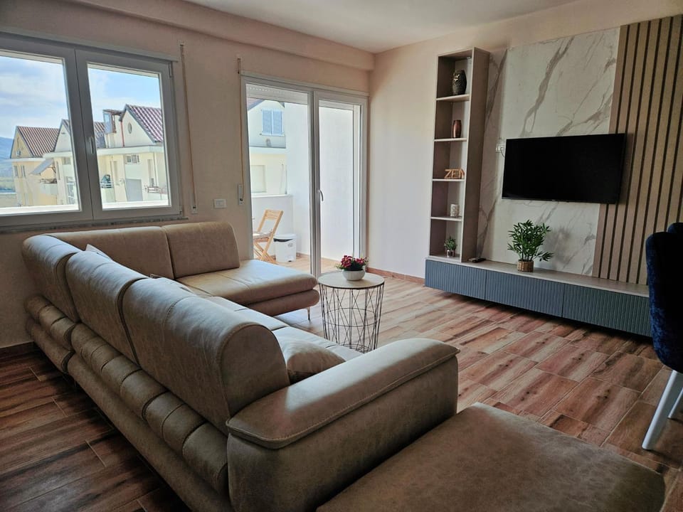 Communal lounge/ TV room, TV and multimedia, Living room, Seating area