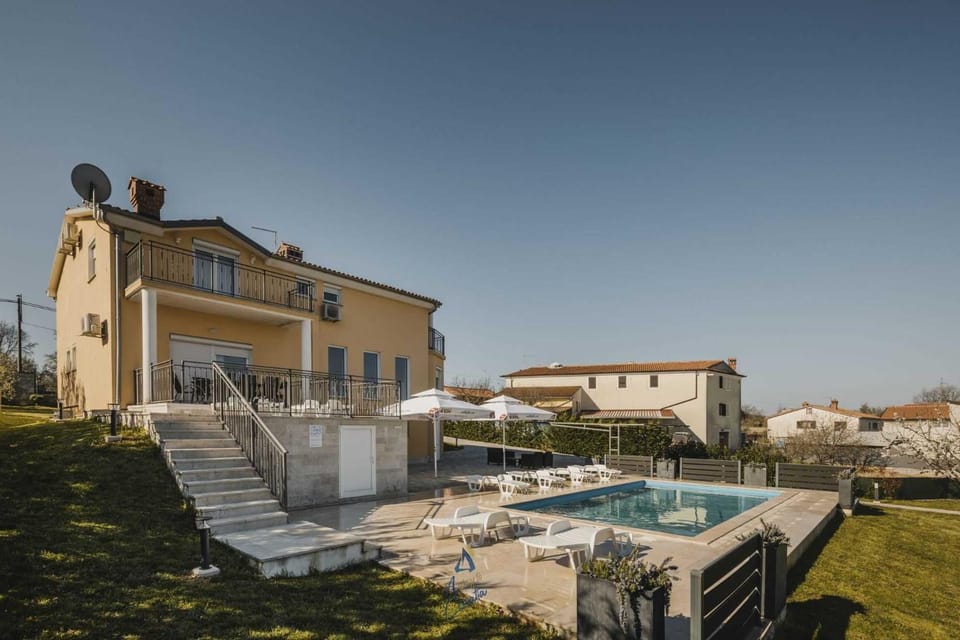 Property building, Patio, Day, Pool view, Swimming pool, sunbed