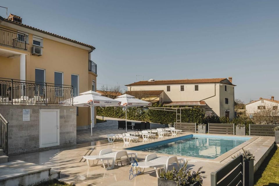 Property building, Patio, Day, Balcony/Terrace, Pool view, Swimming pool, sunbed