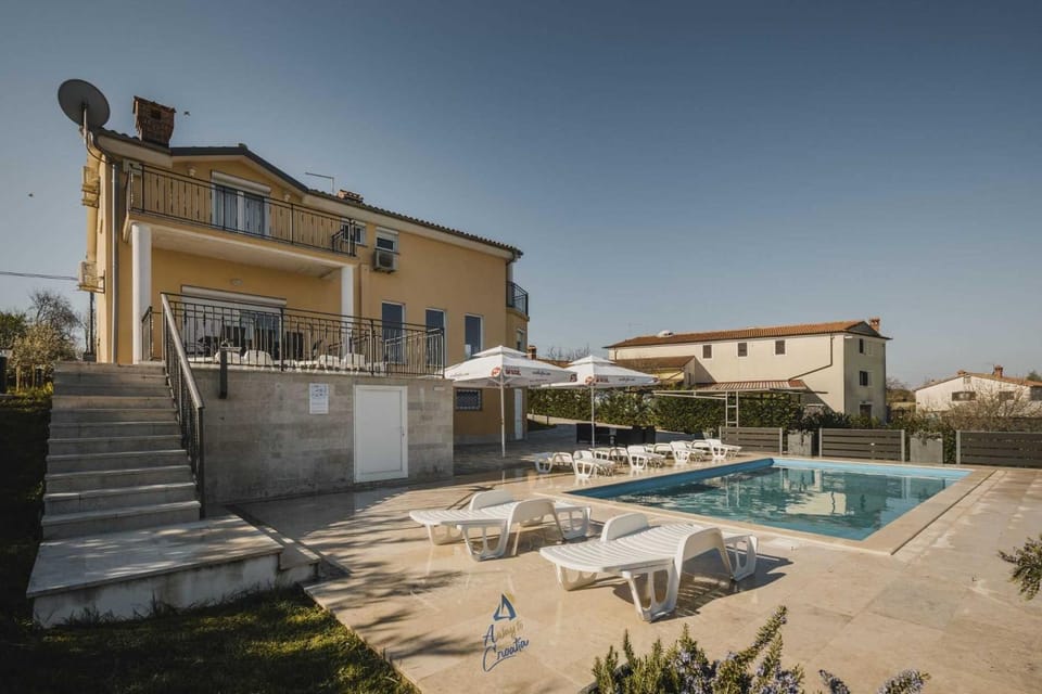 Property building, Patio, Day, Pool view, Swimming pool, sunbed