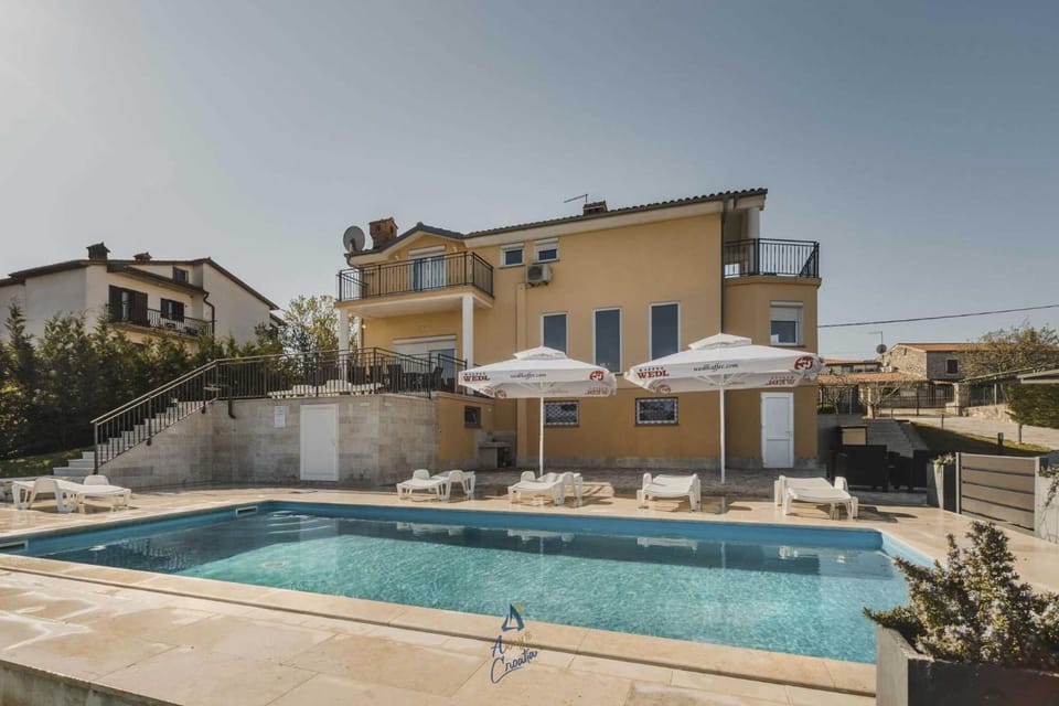 Property building, Patio, Day, Pool view, Swimming pool, sunbed