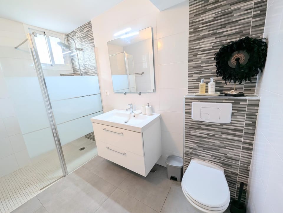 Shower, Toilet, Bathroom