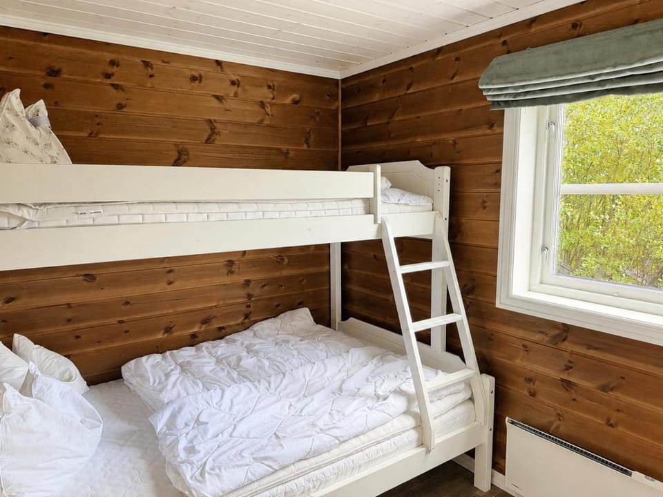 Bedroom, bunk bed