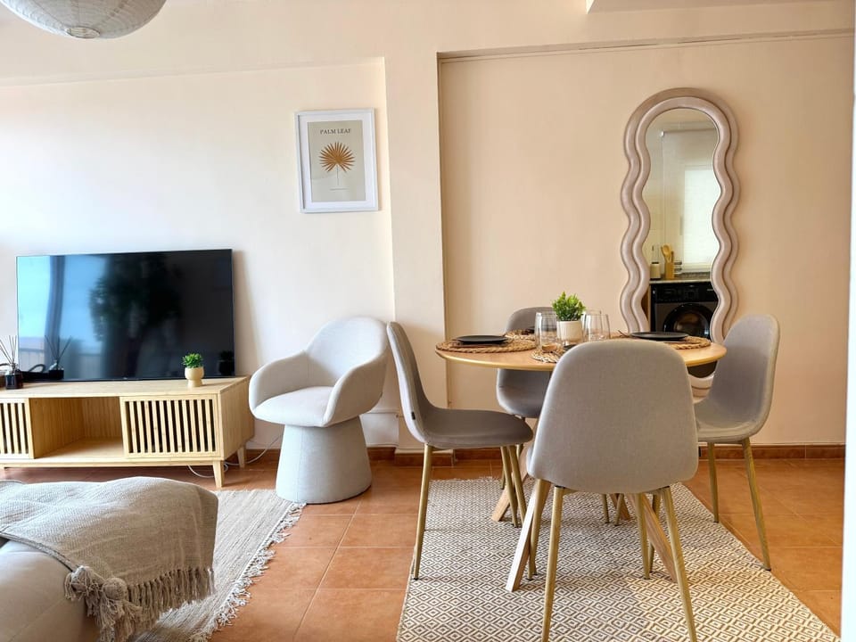 TV and multimedia, Seating area, Dining area