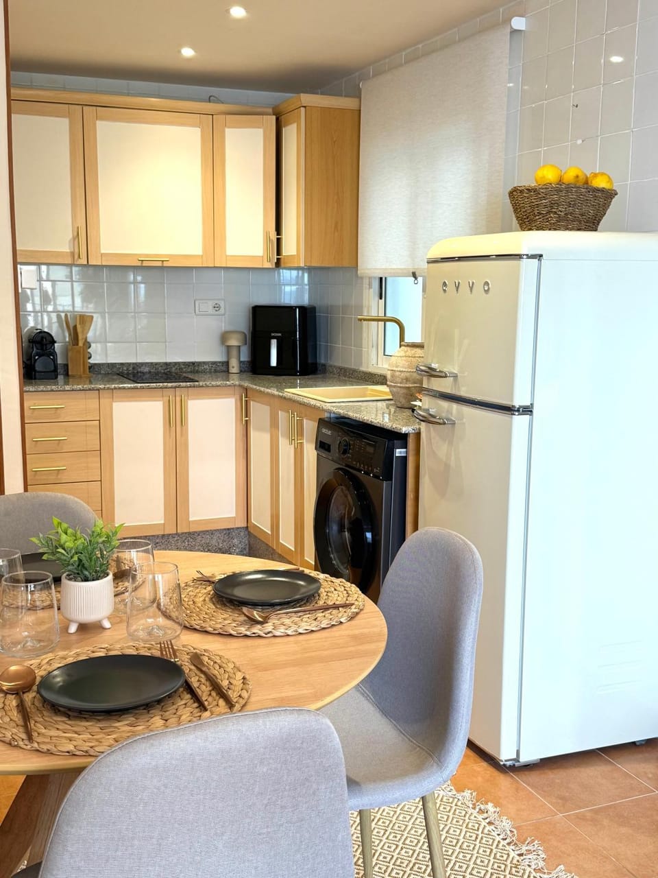 Coffee/tea facilities, Kitchen or kitchenette, Dining area, heating, stove, washing machine, air conditioner