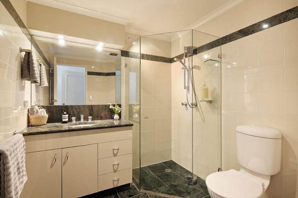 Shower, Toilet, Bathroom, towels