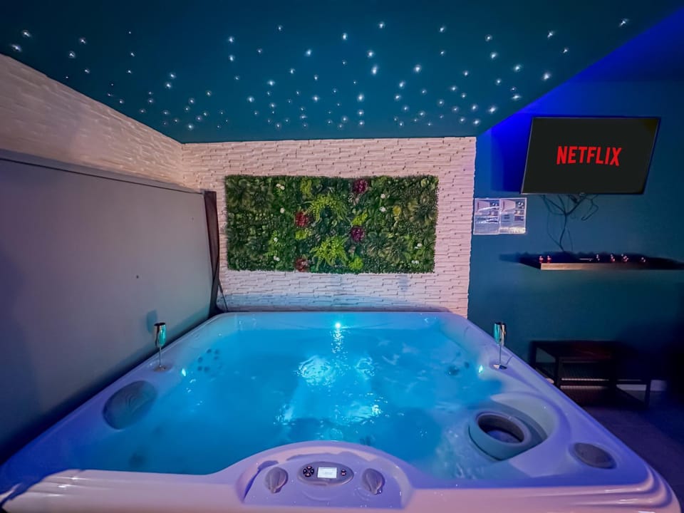 Hot Tub, TV and multimedia, Spa and wellness centre/facilities