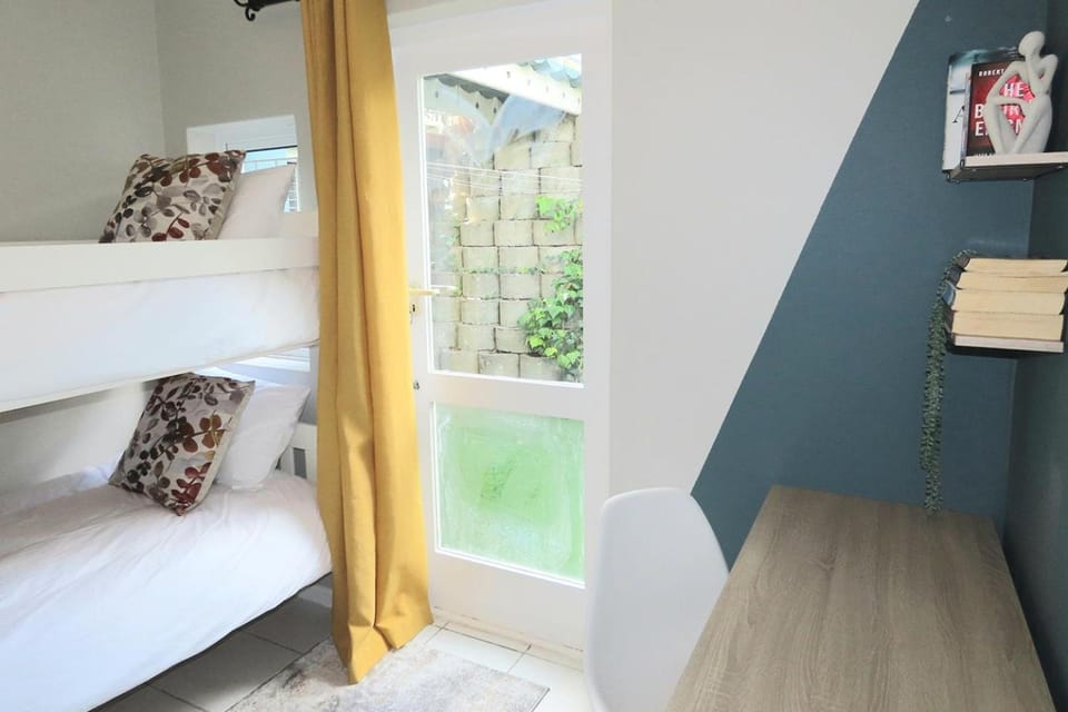 Bed, Photo of the whole room, bunk bed