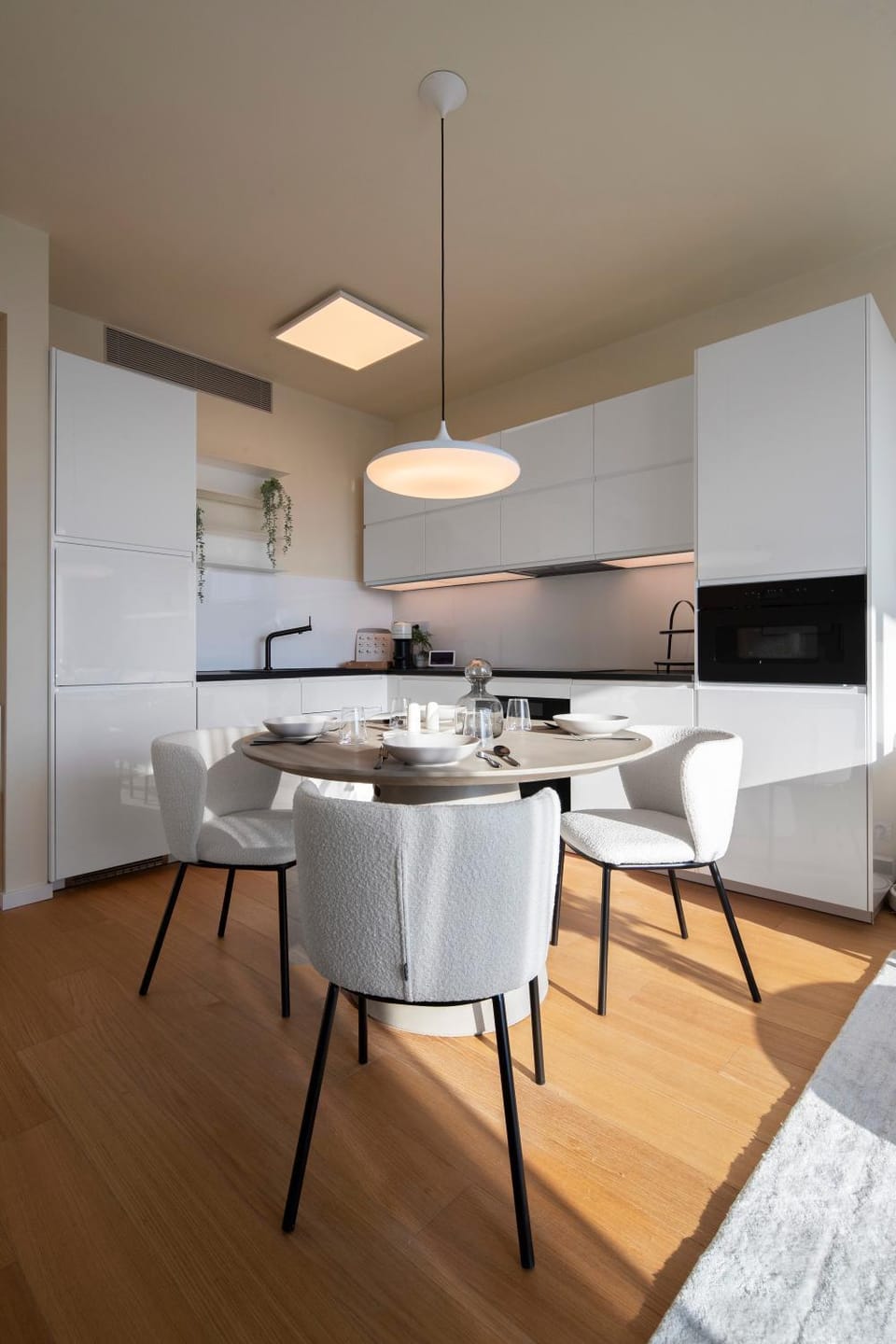 Kitchen or kitchenette, Dining area