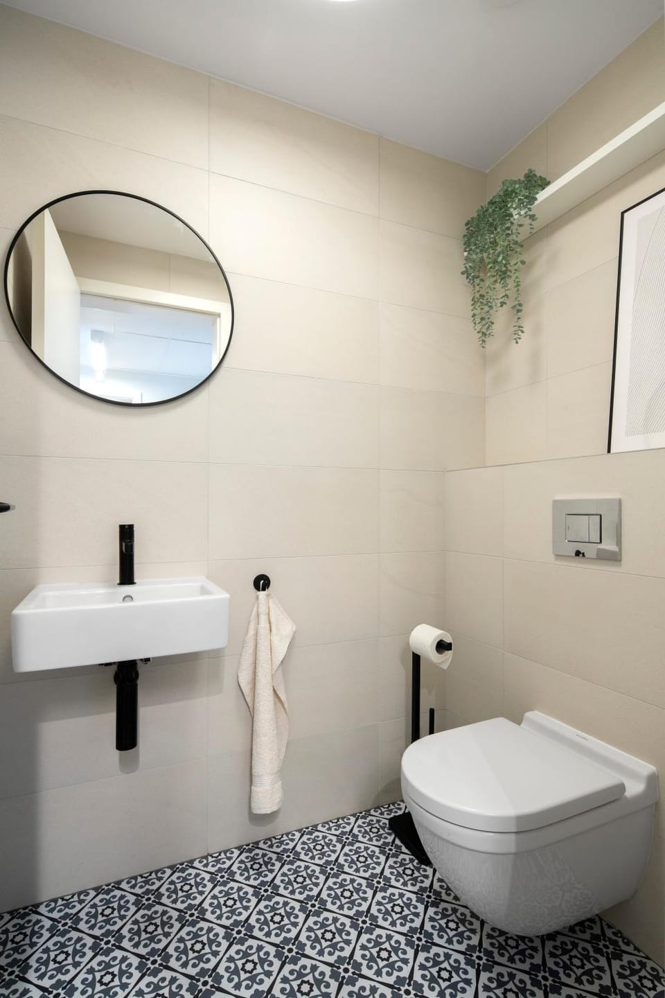 Toilet, towels