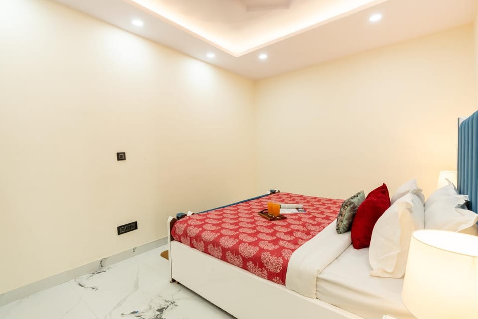 Bed, Food and drinks, Bedroom, furniture, wardrobe