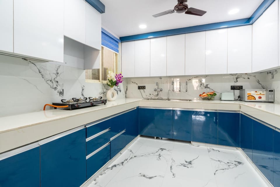 Kitchen or kitchenette, Food, microwave, stove, toaster