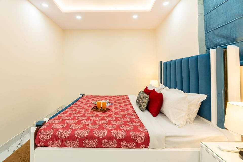 Bed, Food and drinks, Bedroom, furniture