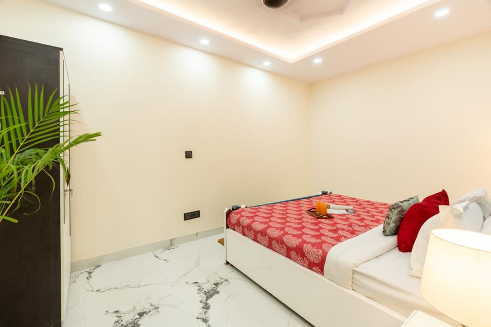 Bed, Food and drinks, Bedroom, furniture, towels, wardrobe