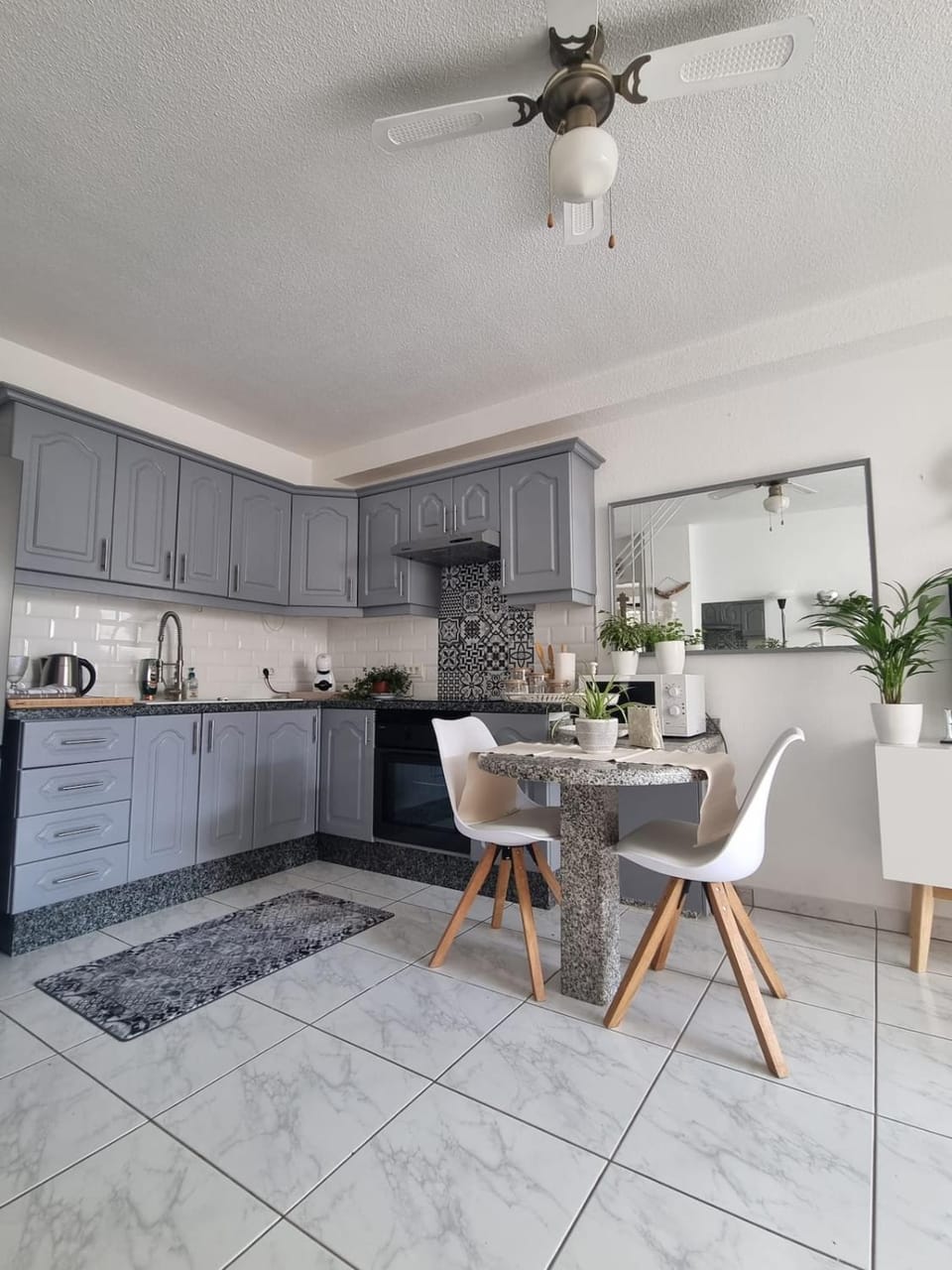 Kitchen or kitchenette, Dining area, oven, stove