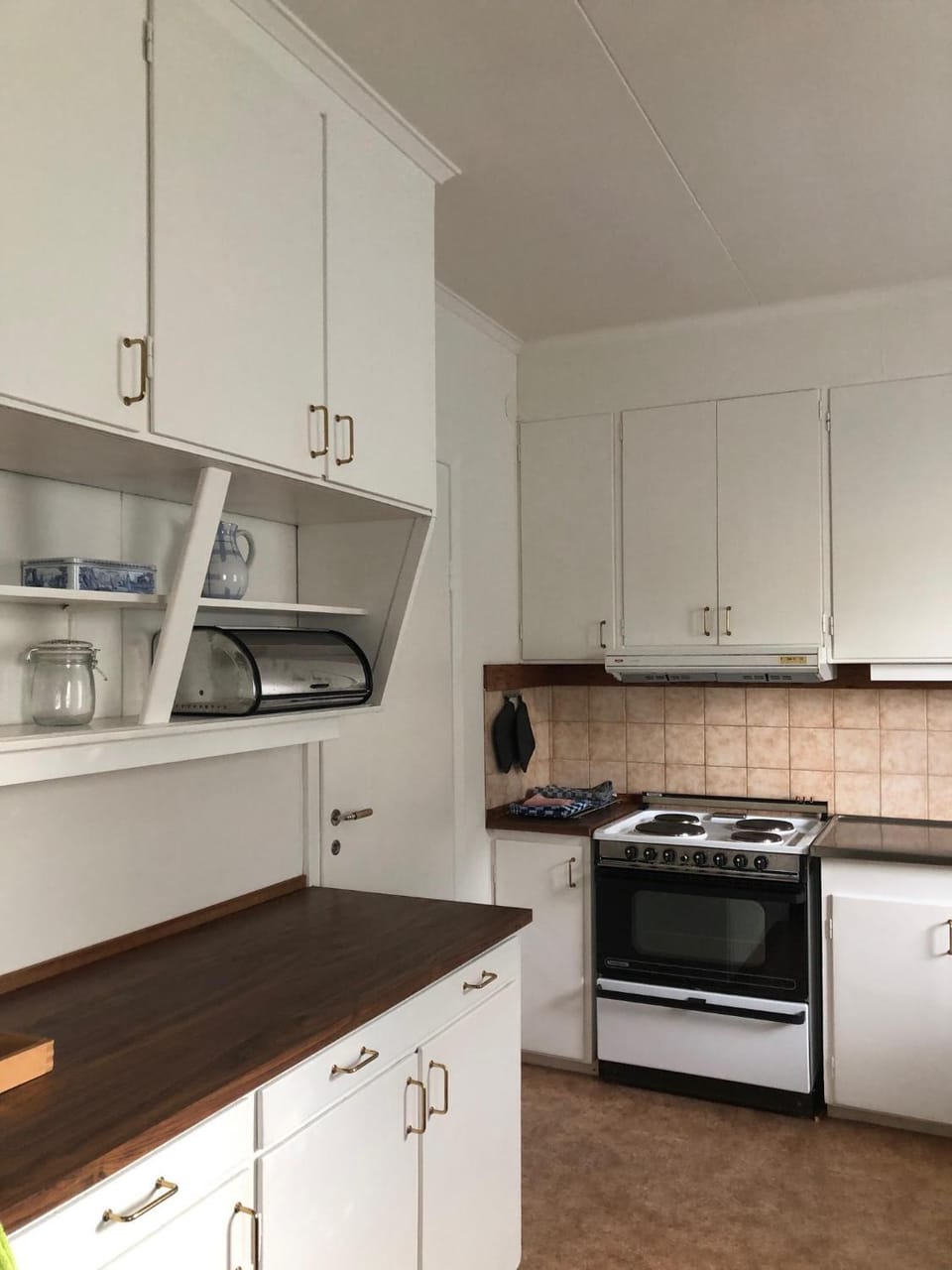 Kitchen or kitchenette, oven, pet friendly, stove