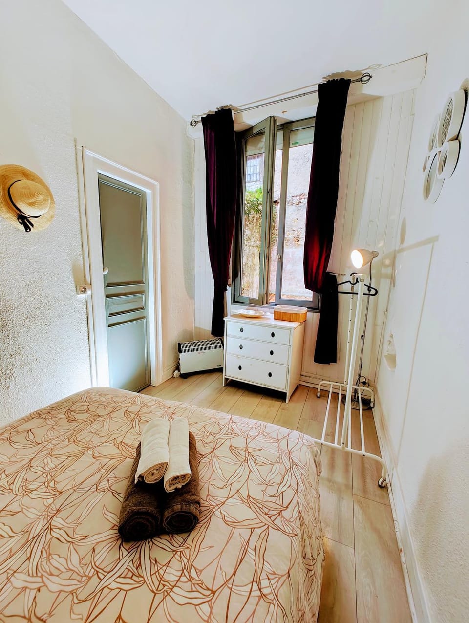 Bed, towels