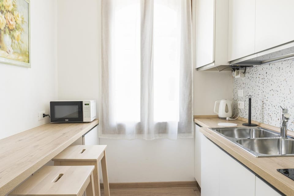 Coffee/tea facilities, Kitchen or kitchenette, oven, stove